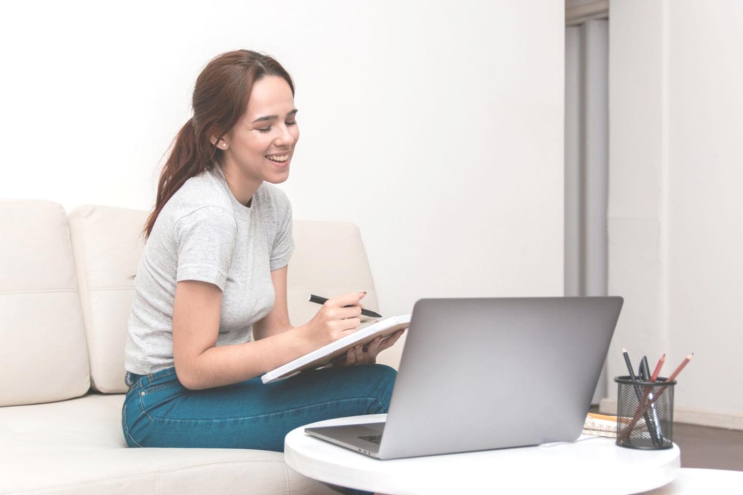 Profesional trabajando en planificación financiera con calendarios y gráficos