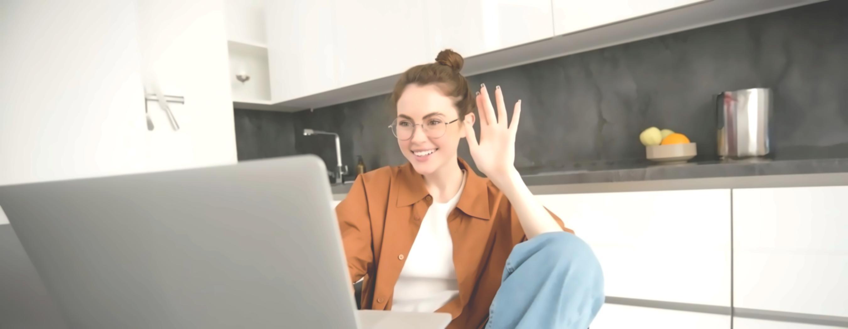 Empresarios analizando resultados financieros y calendarios de planificación